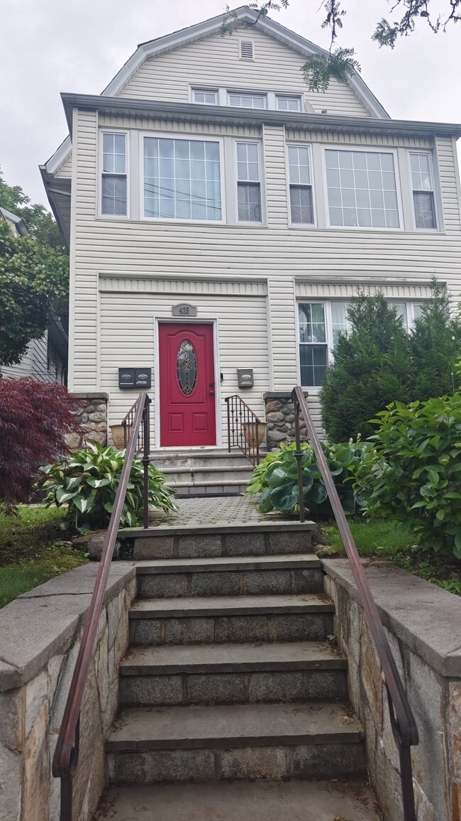 425 S Columbus Ave, Unit 3 Bedroom / 1 Bath Rental