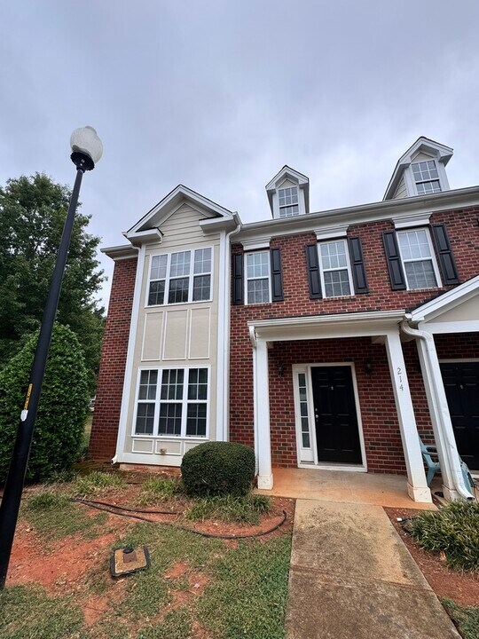 214 Molly Ct in Cary, NC - Building Photo