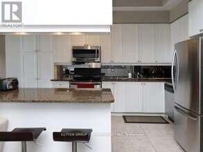 33 Elm Dr W in Mississauga, ON - Building Photo - Building Photo