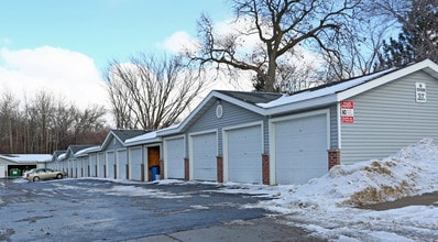 Bolson Drive Apartments in Oconomowoc, WI - Building Photo - Building Photo