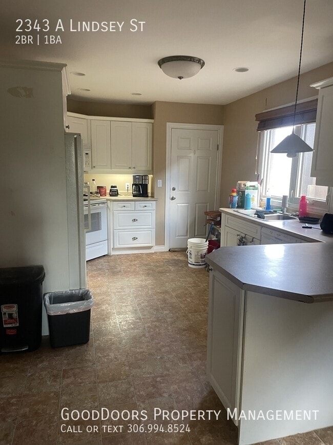 2343 Lindsay St in Regina, SK - Building Photo - Building Photo