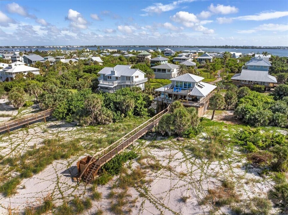 9498 Alborado Rd in Placida, FL - Foto de edificio