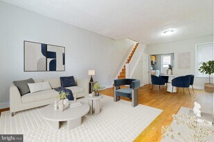 1528 S Hollywood St in Philadelphia, PA - Building Photo