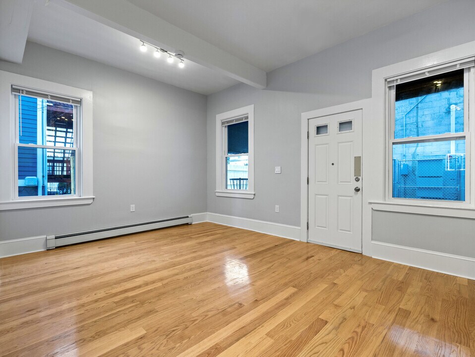 171 Rindge Ave, Unit 2R in Cambridge, MA - Foto de edificio