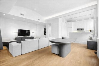 640 Broadway, Unit 8B in New York, NY - Building Photo - Building Photo