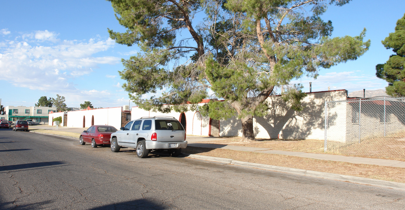 8413-8429 Statler St in El Paso, TX - Building Photo