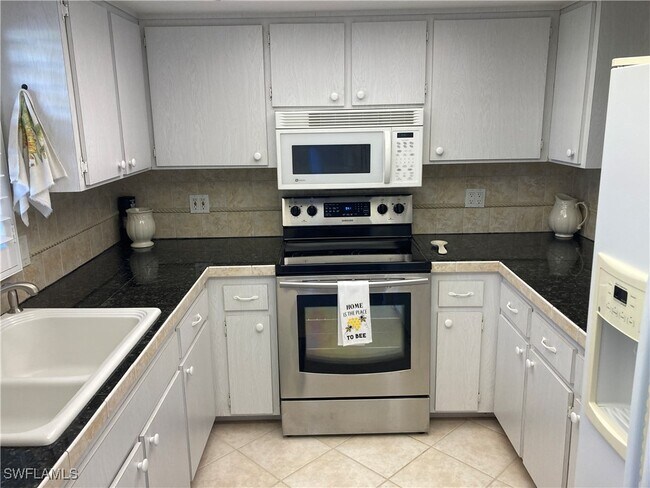 200 Valley Stream Dr in Naples, FL - Building Photo - Building Photo