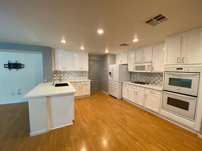 321 Copper Pine Ave in North Las Vegas, NV - Building Photo - Building Photo