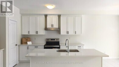 30 Freeman Williams St in Markham, ON - Building Photo - Building Photo