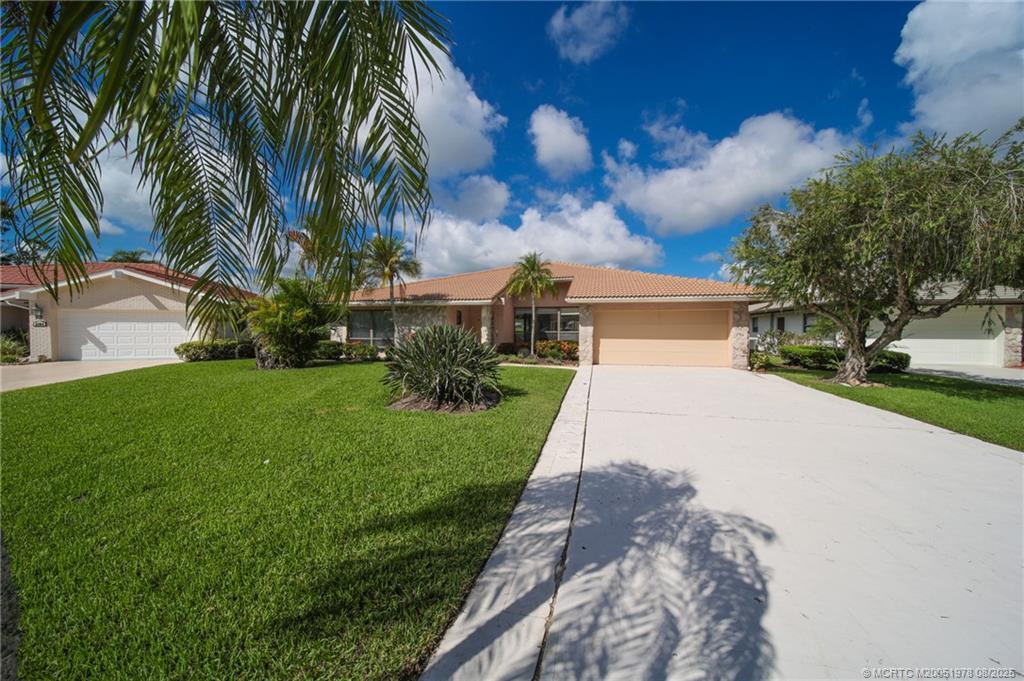 2284 SW Spoonbill Dr in Palm City, FL - Building Photo