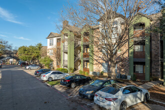 Oaks on the Bend Condominium in Dallas, TX - Building Photo - Building Photo