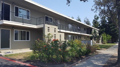 Carmel Plaza Apartments in Sunnyvale, CA - Foto de edificio - Building Photo