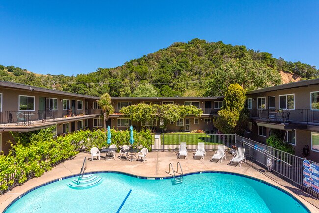 2555 Sir Francis Drake Blvd in Fairfax, CA - Building Photo - Building Photo