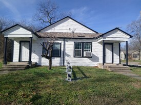 1903 Washington St in Commerce, TX - Building Photo
