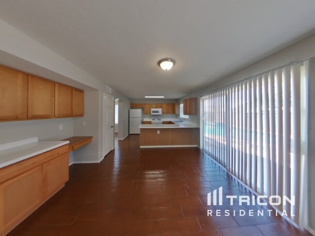 8566 W Denton Ln in Glendale, AZ - Foto de edificio - Building Photo