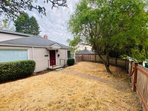 3208 SW Raymond St in Seattle, WA - Building Photo - Building Photo