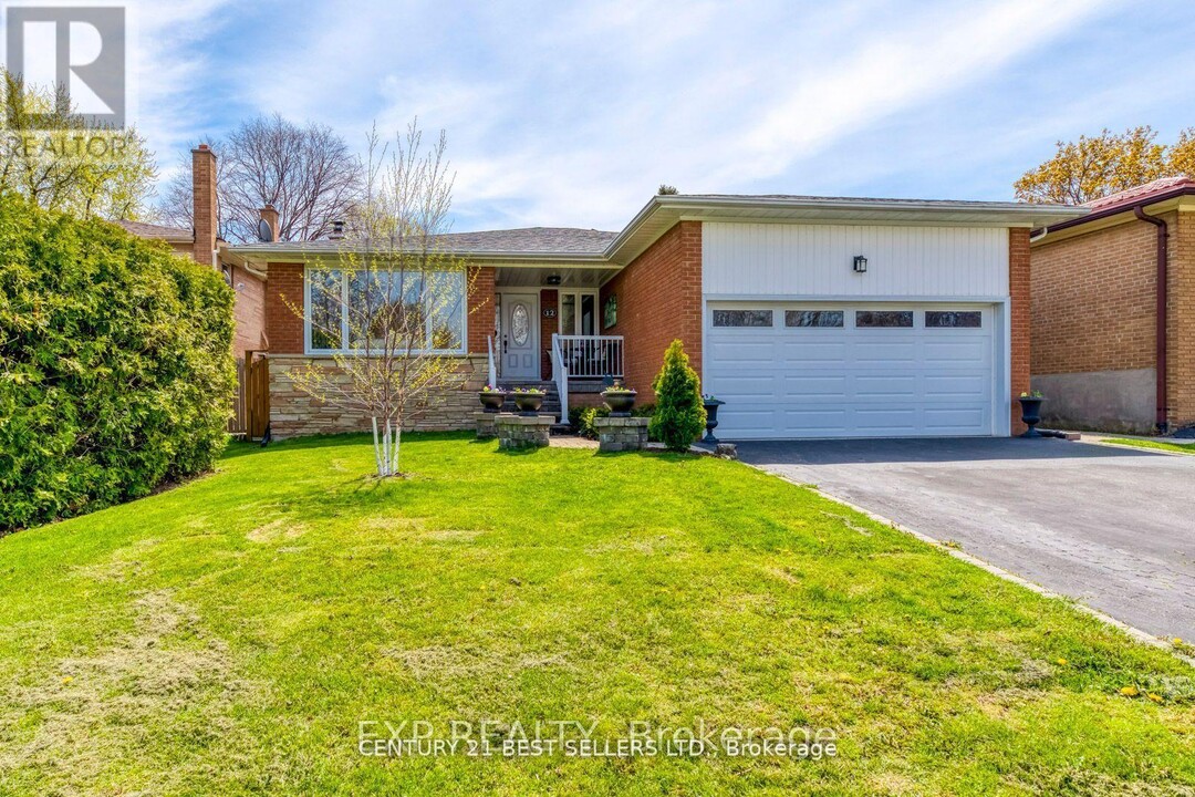12 Bowshelm Ct in Mississauga, ON - Building Photo