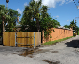 Bernard Apartments in Hollywood, FL - Building Photo