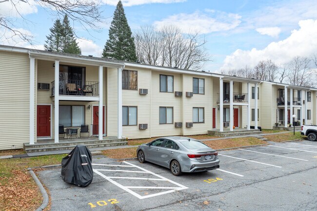 Woodbury Gardens in Central Valley, NY - Foto de edificio - Building Photo