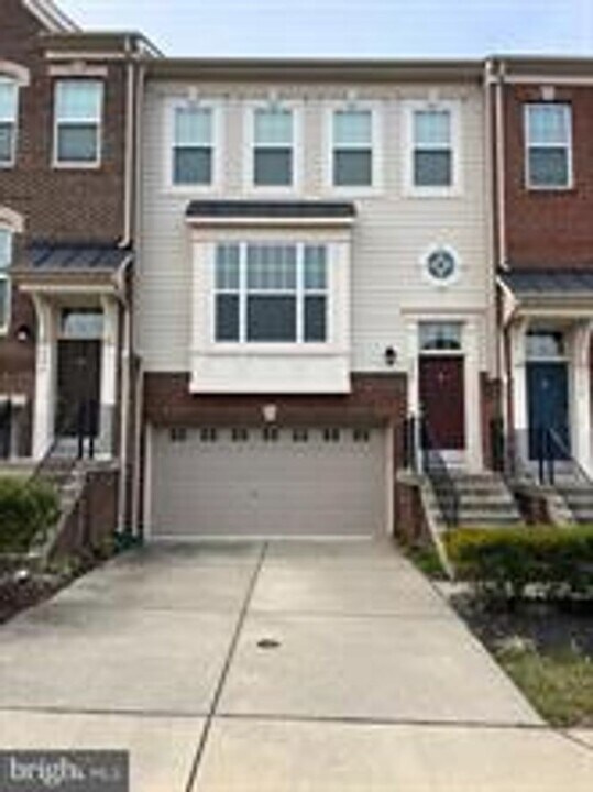 9075 Alexander Way in Manassas Park, VA - Building Photo