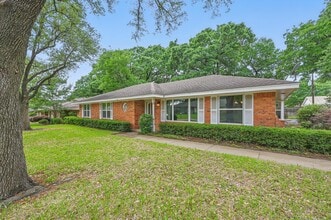2221 Prince John Dr in Grand Prairie, TX - Foto de edificio - Building Photo
