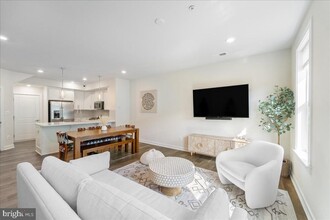 12897 Sunrise Ridge Aly in Herndon, VA - Foto de edificio - Building Photo