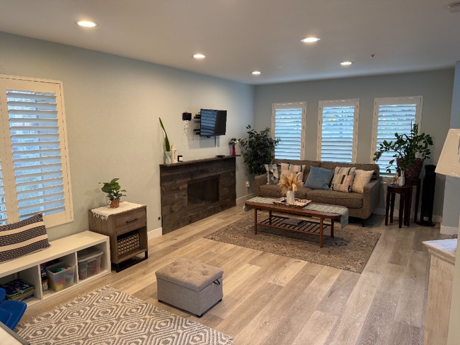 406 E Center St in Anaheim, CA - Foto de edificio - Building Photo