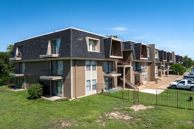 Kingston Cove Apartments in Wichita, KS - Foto de edificio - Building Photo