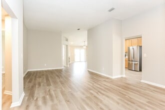 1725 Saw Lake Drive in Middleburg, FL - Foto de edificio - Building Photo