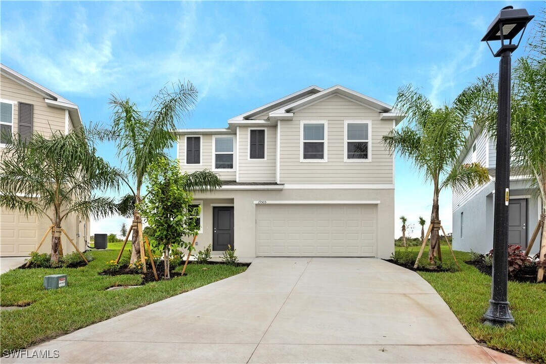 19505 Fairhill Ct in Lehigh Acres, FL - Building Photo