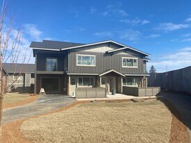 198 SW Maricopa Dr in Bend, OR - Building Photo