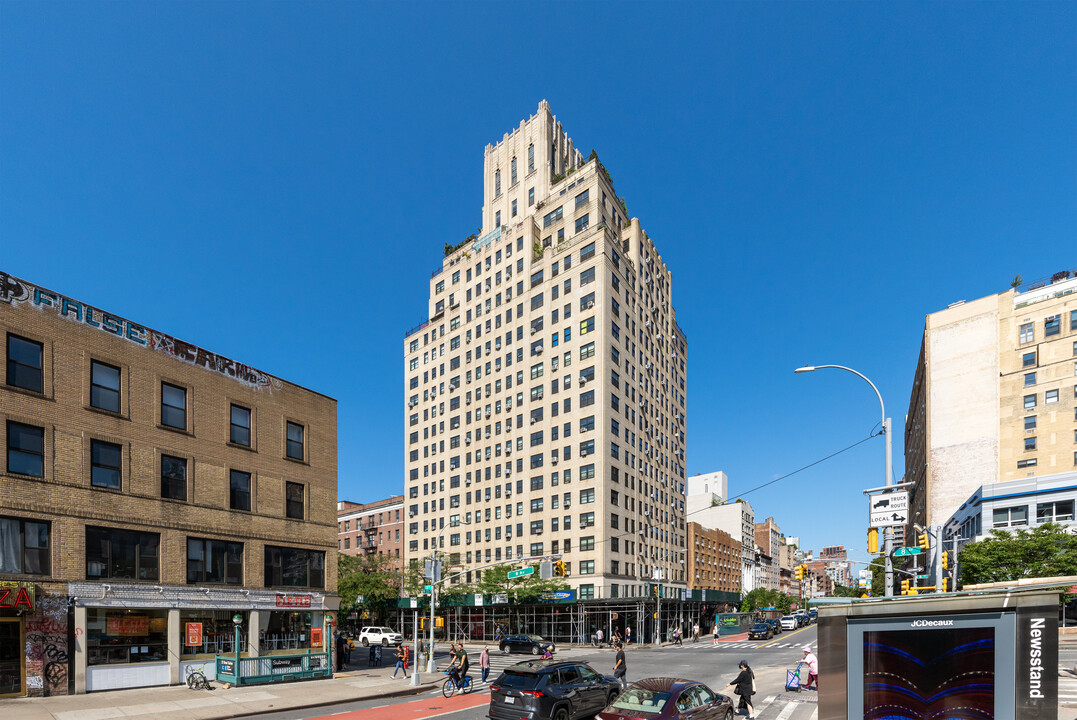 251-253 8th Ave in New York, NY - Building Photo