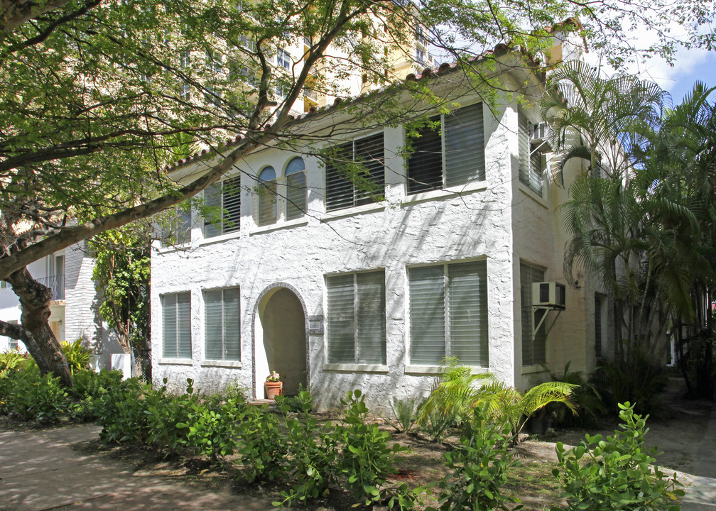 131 Zamora Ave in Miami, FL - Building Photo