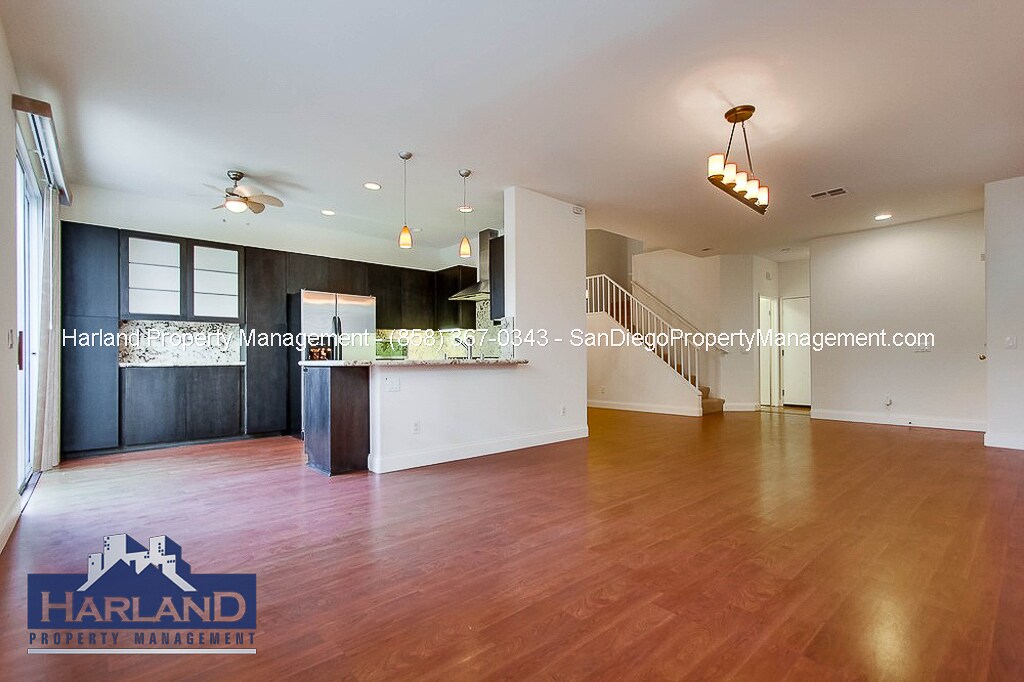 5540 Renaissance Ave in San Diego, CA - Building Photo