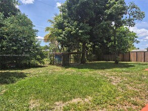 2321 SW 43rd Way in Fort Lauderdale, FL - Foto de edificio - Building Photo