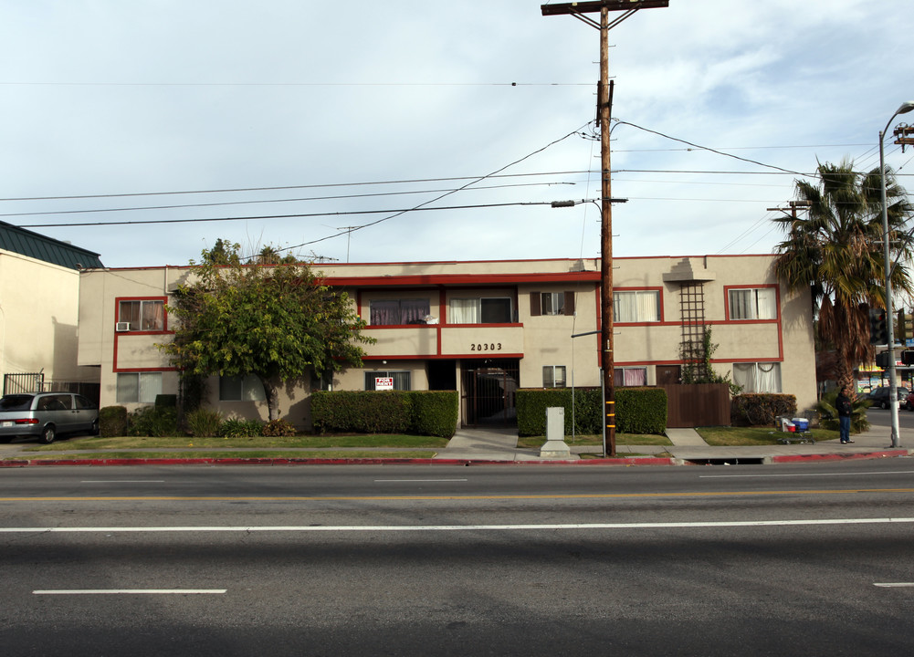 20303 Saticoy St in Winnetka, CA - Building Photo