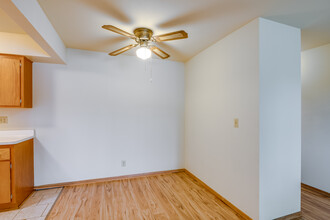 PENN ARMS APARTMENTS in Milwaukee, WI - Building Photo - Interior Photo