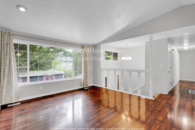 537 SW 19th Pl in Troutdale, OR - Building Photo - Building Photo