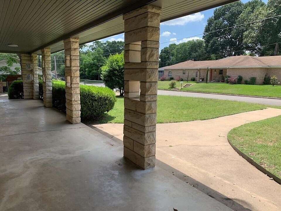 1001 Washington St in Brenham, TX - Building Photo