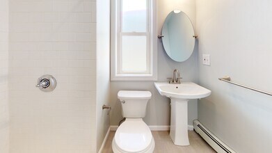 677 Bennington St, Unit 3 in Boston, MA - Foto de edificio - Building Photo