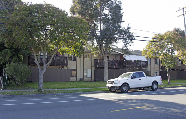 Garden Court Manor Apartments in Hayward, CA - Building Photo - Building Photo