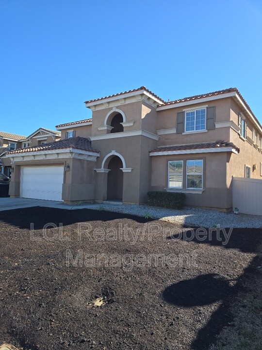 985 Curlew St in Perris, CA - Foto de edificio