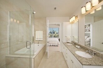 The Sovereign at Regent Square in Houston, TX - Building Photo - Building Photo