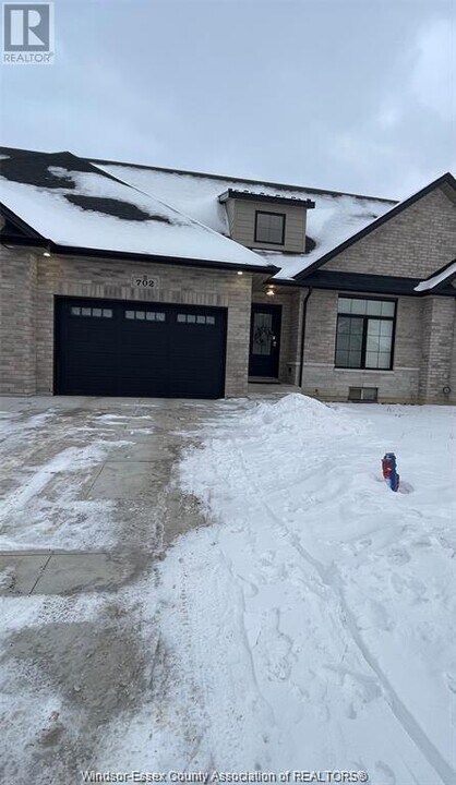 702 Elliot Pt Rd in Amherstburg, ON - Building Photo