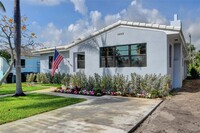 1023 S Palmway in Lake Worth, FL - Foto de edificio - Building Photo