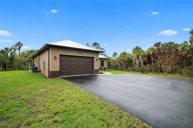 3244 32nd Ave SE in Naples, FL - Foto de edificio - Building Photo
