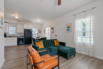 987 Dimmock St SW in Atlanta, GA - Building Photo - Building Photo