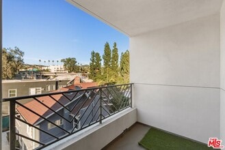 1759 N Gower St in Los Angeles, CA - Foto de edificio - Building Photo