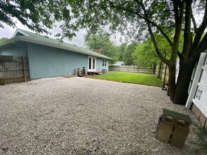 1052 E Scott St in Springfield, MO - Foto de edificio - Building Photo