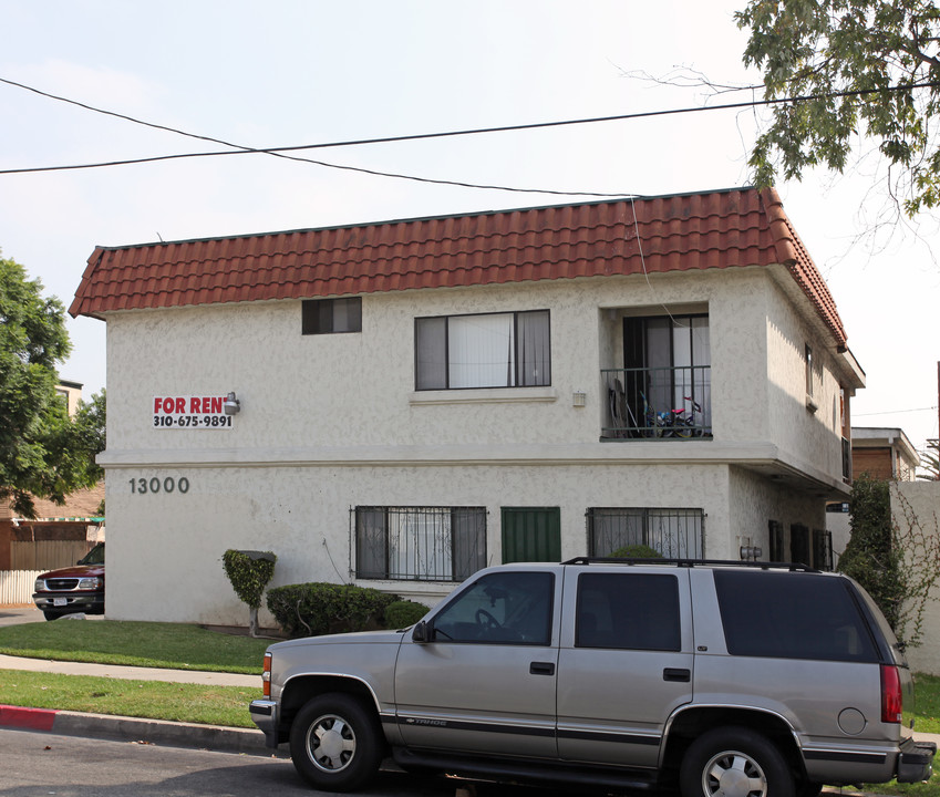 13000 Roselle Ave in Hawthorne, CA - Foto de edificio